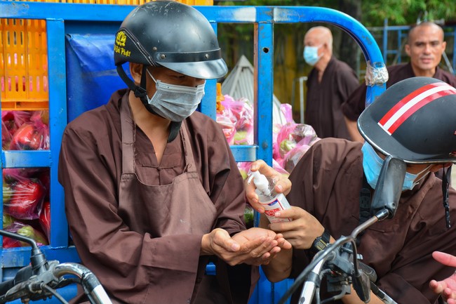 Continuing to support people in need in the Covid-19 pandemic of Hoang Phap Pagoda (series 4)